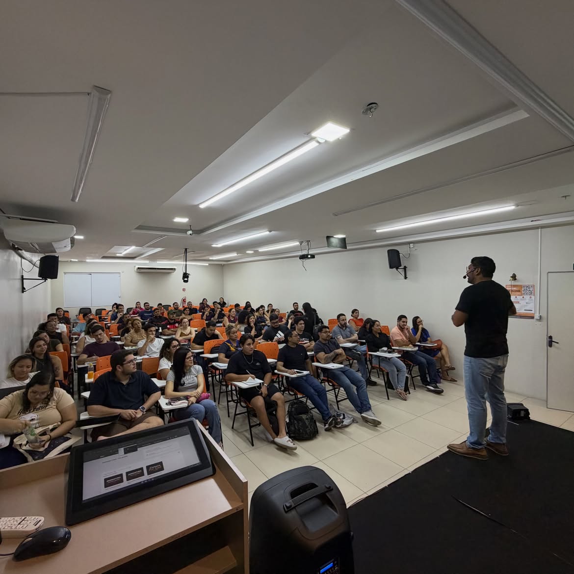Professor dando aula a uma turma presencial no Juno