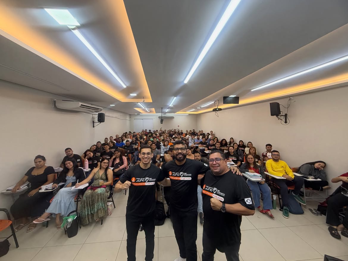 Professores e alunos reunidos em uma turma presencial no Juno